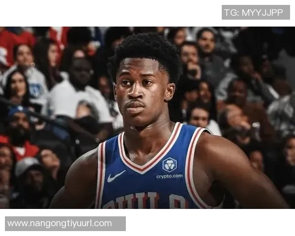 埃奇库姆费城主场首秀表现惊艳球迷热烈掌声致敬