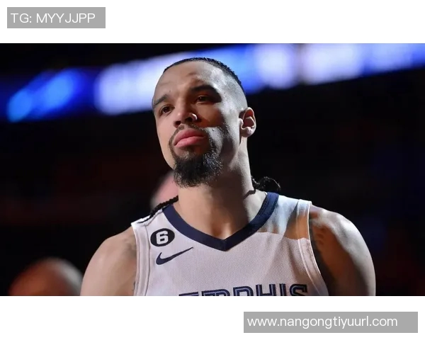 狄龙在比赛中表现出色半场10投7中砍下19分三分球命中率高达50